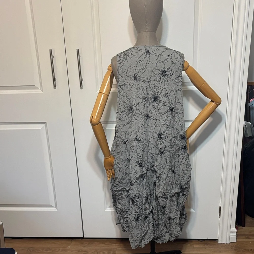 Sleeveless Gray Floral Crinkle Midi Dress - Relaxed Layered Style - Picture 2 of 6